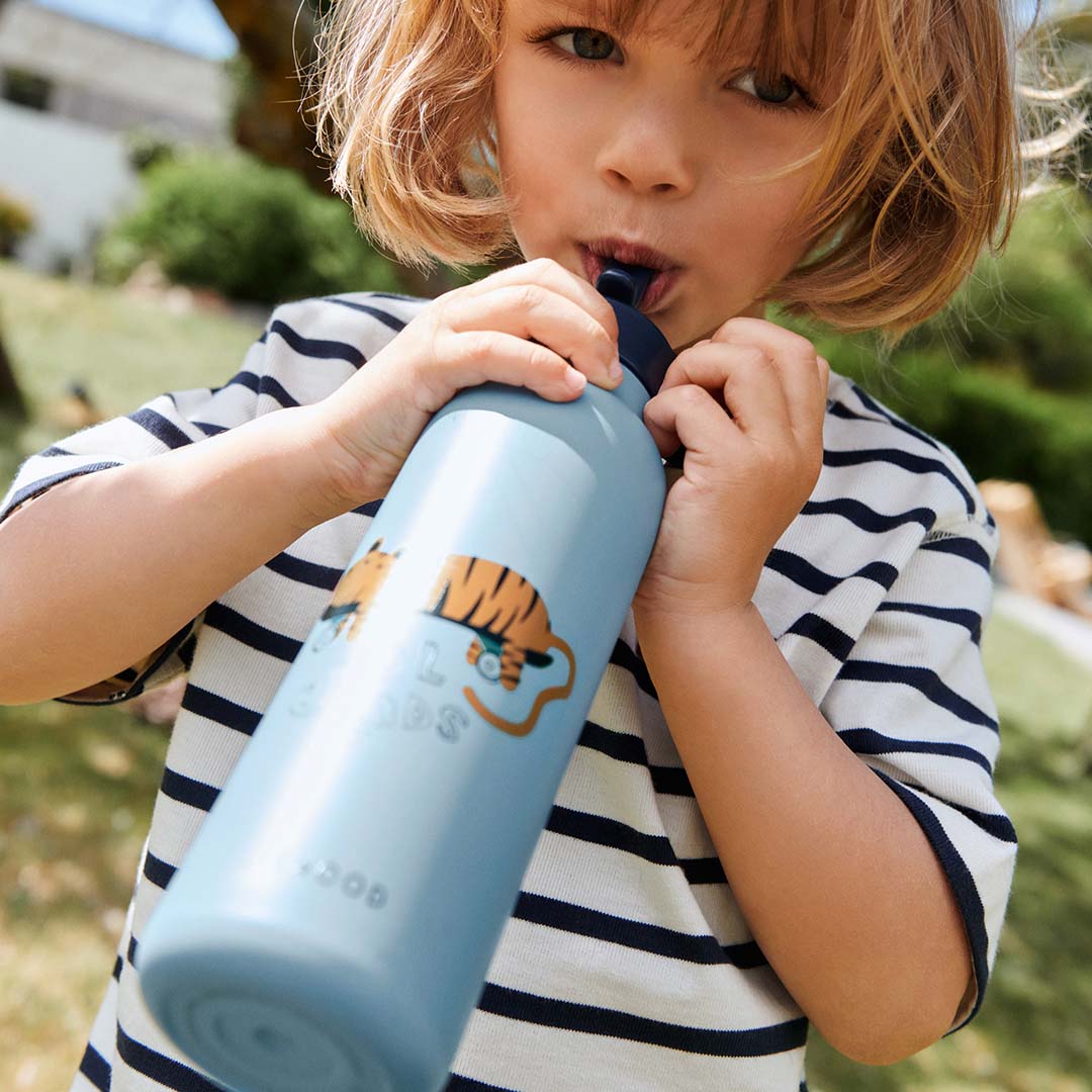 liewood rvs thermosfles falk - tiger - beach blue - 500 ml kind drinkt uit fles | LW19616-2642 | 2