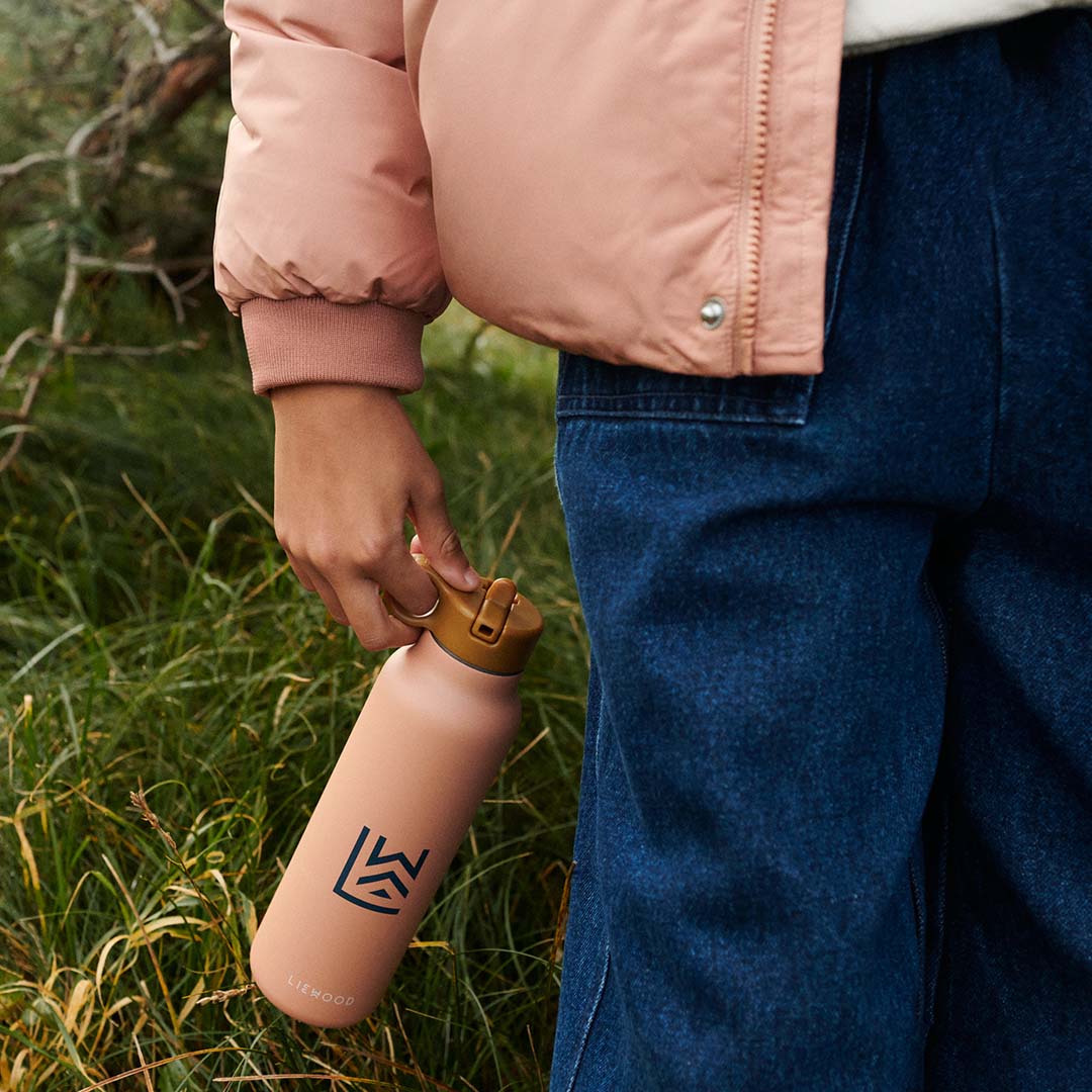 liewood rvs thermosfles falk - 500 ml kind met fles aan hand | LW19616-2642 | 4