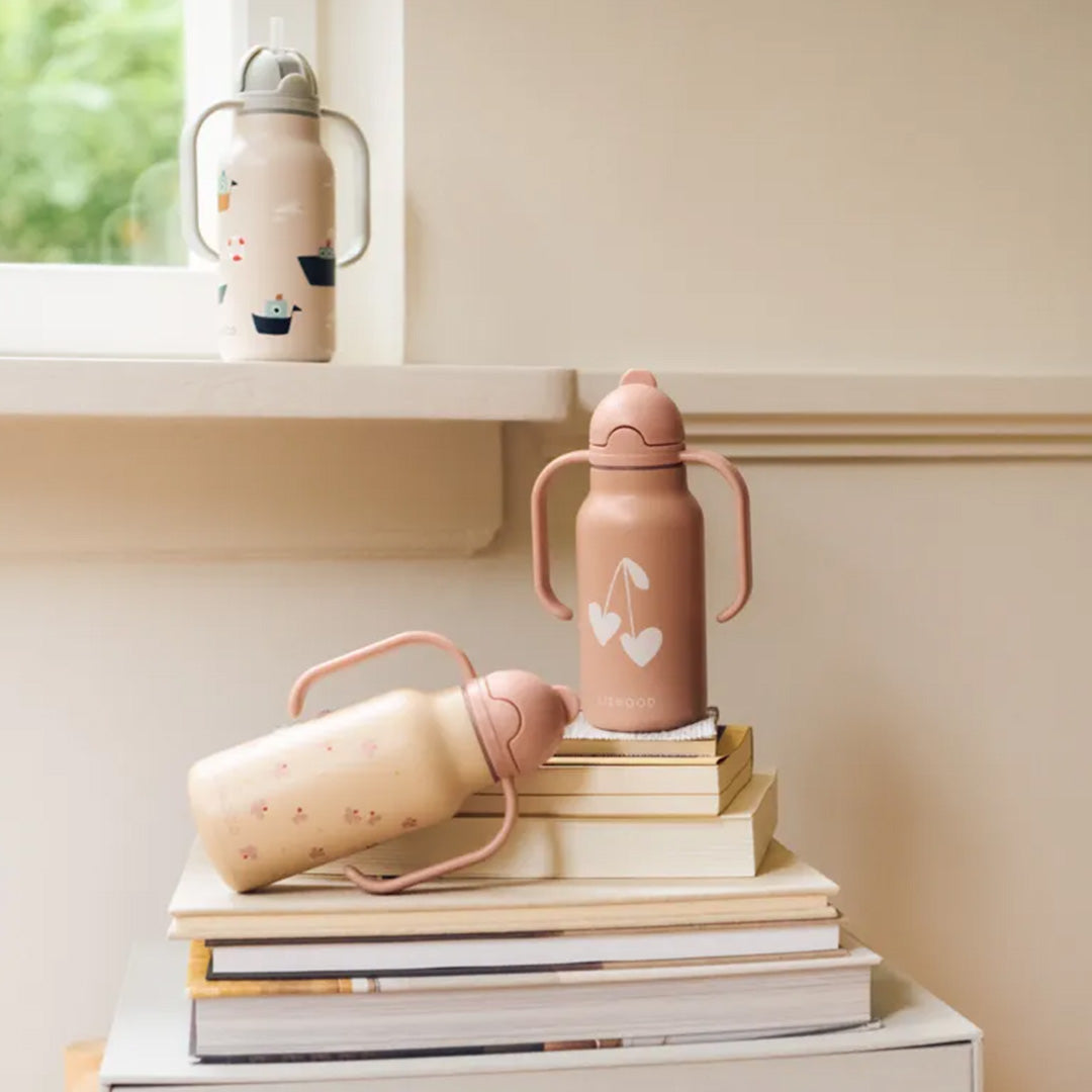 liewood rvs thermosfles kimmie - sweethearts - apple blossom - 250 ml  lifestyle foto