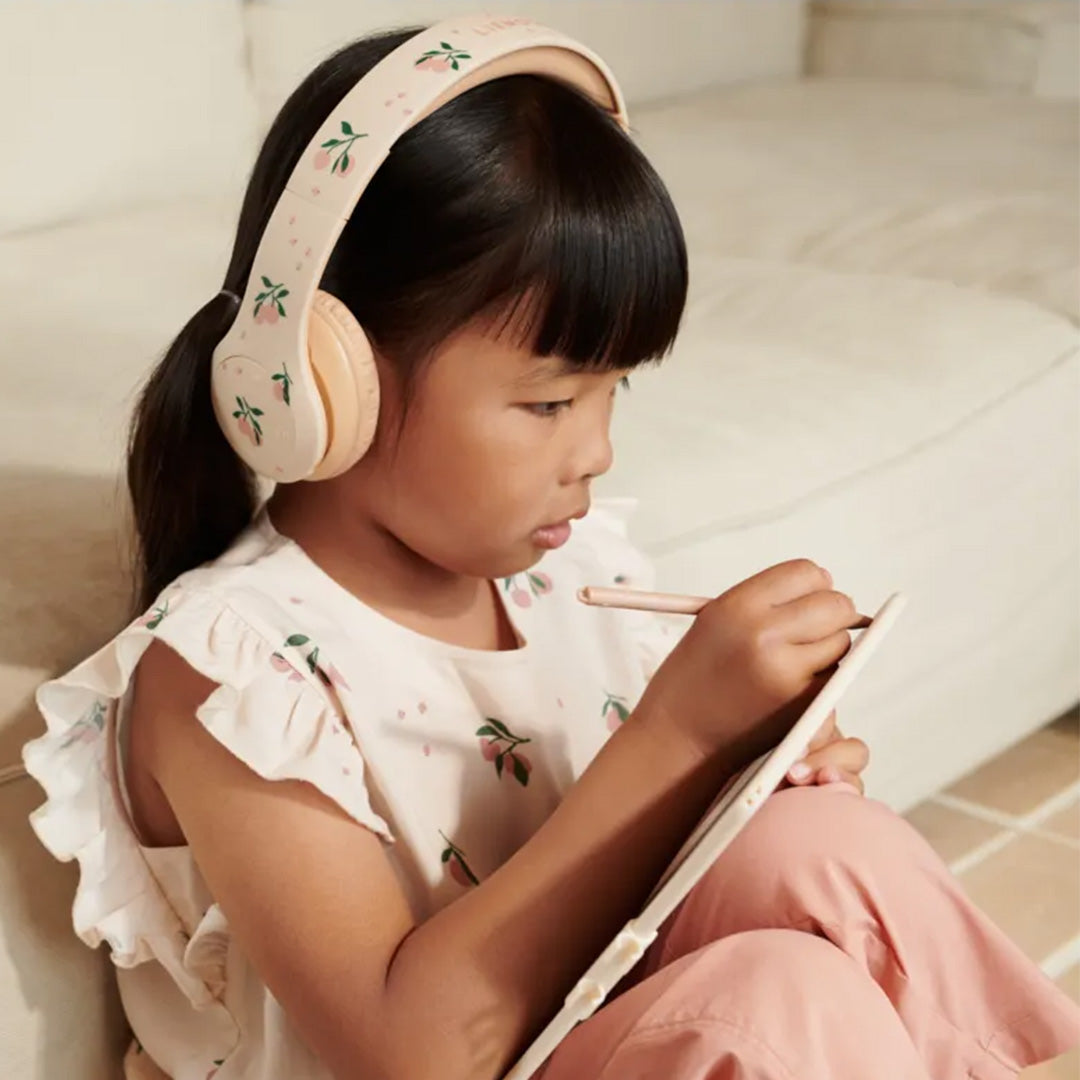 Kind tekent op liewood tekentablet zora - sweetheart - pale tuscany - 18,5x24 cm | LW18613-2620 | 2