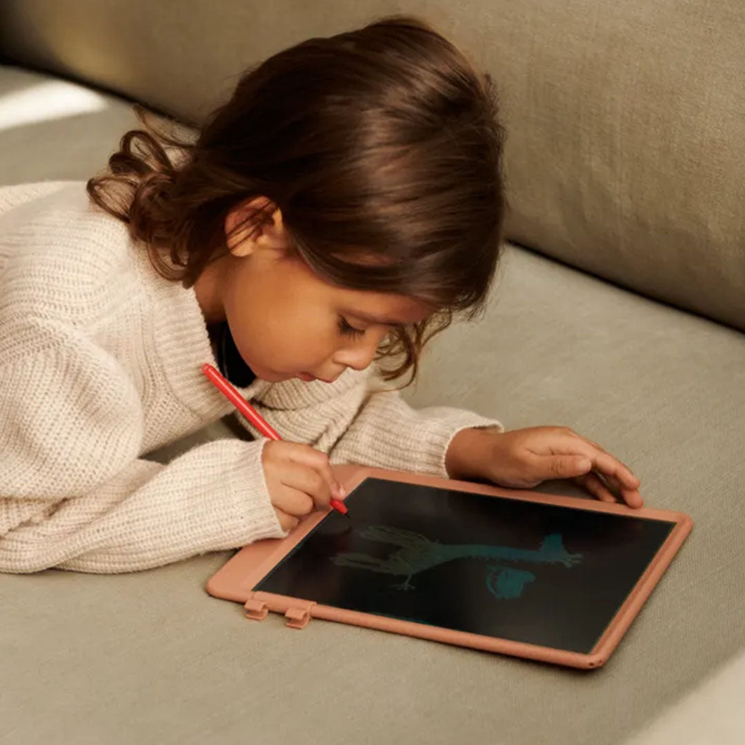 Kind tekent op liewood tekentablet zora - sweetheart - pale tuscany - 18,5x24 cm | LW18613-2620 | 3