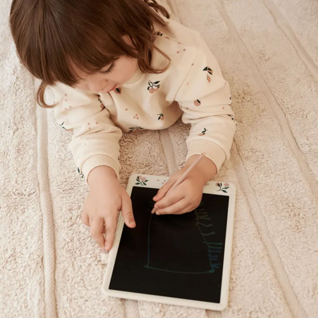 Kind tekent op liewood tekentablet zora 18,5x24 cm | LW18613-2620 | 6