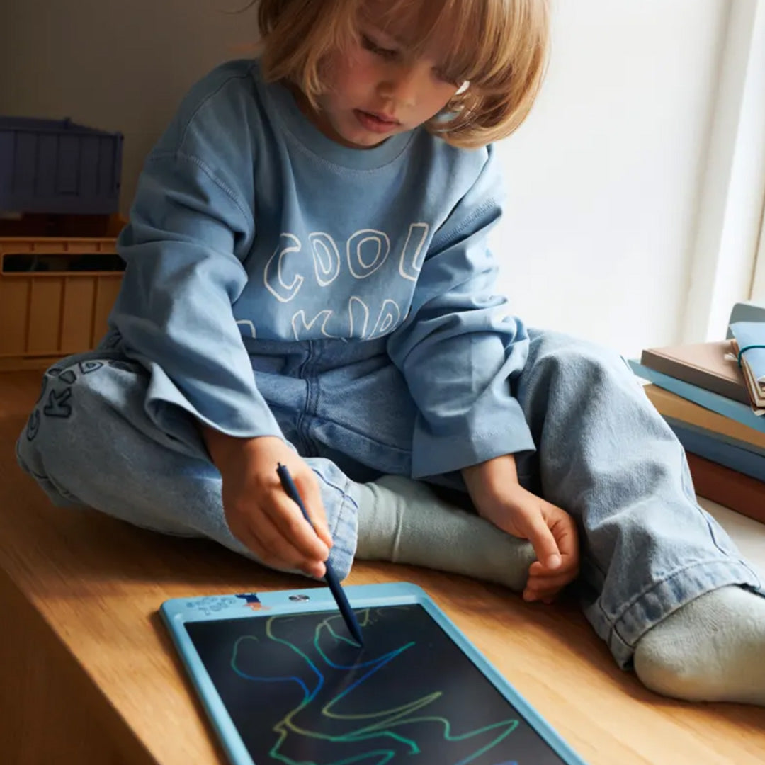 liewood tekentablet zora - tiger - beach blue - 18,5x24 cm kind aan het tekenen | LW18613-2642 | 2