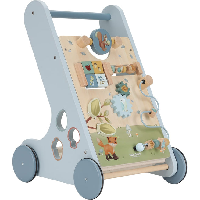 Little Dutch houten loopwagen met bosdieren thema en activiteitenpaneel, schuin van voren.
