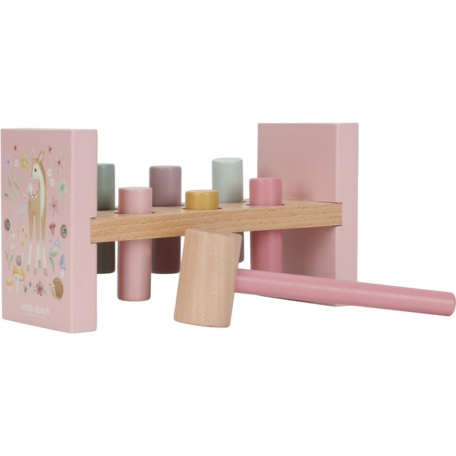 Little Dutch houten hamerbankje met roze zijkanten, gekleurde pinnen en een hamer, met een hertje en bloemenpatroon op de zijkant.