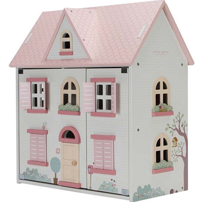 Little Dutch houten poppenhuis met roze dak en luiken, schuin van voren gefotografeerd.
