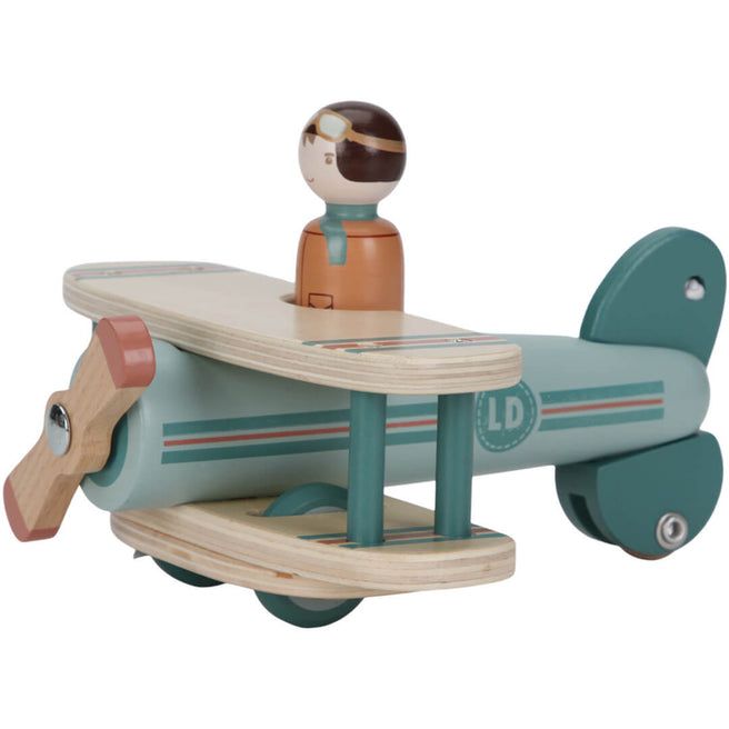Little Dutch houten speelgoedvliegtuig met pilootfiguur, schuin van voren gefotografeerd.