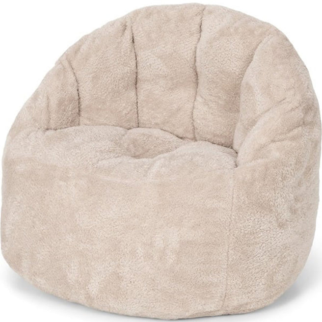 Little Dutch beige kinderzitzak van zachte stof, schuin van voren gefotografeerd.