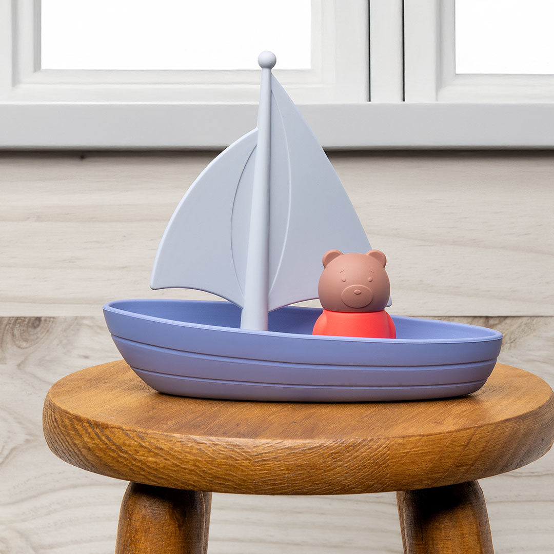 little l babyspeeltje beer op een boot | LL038-001 | 3