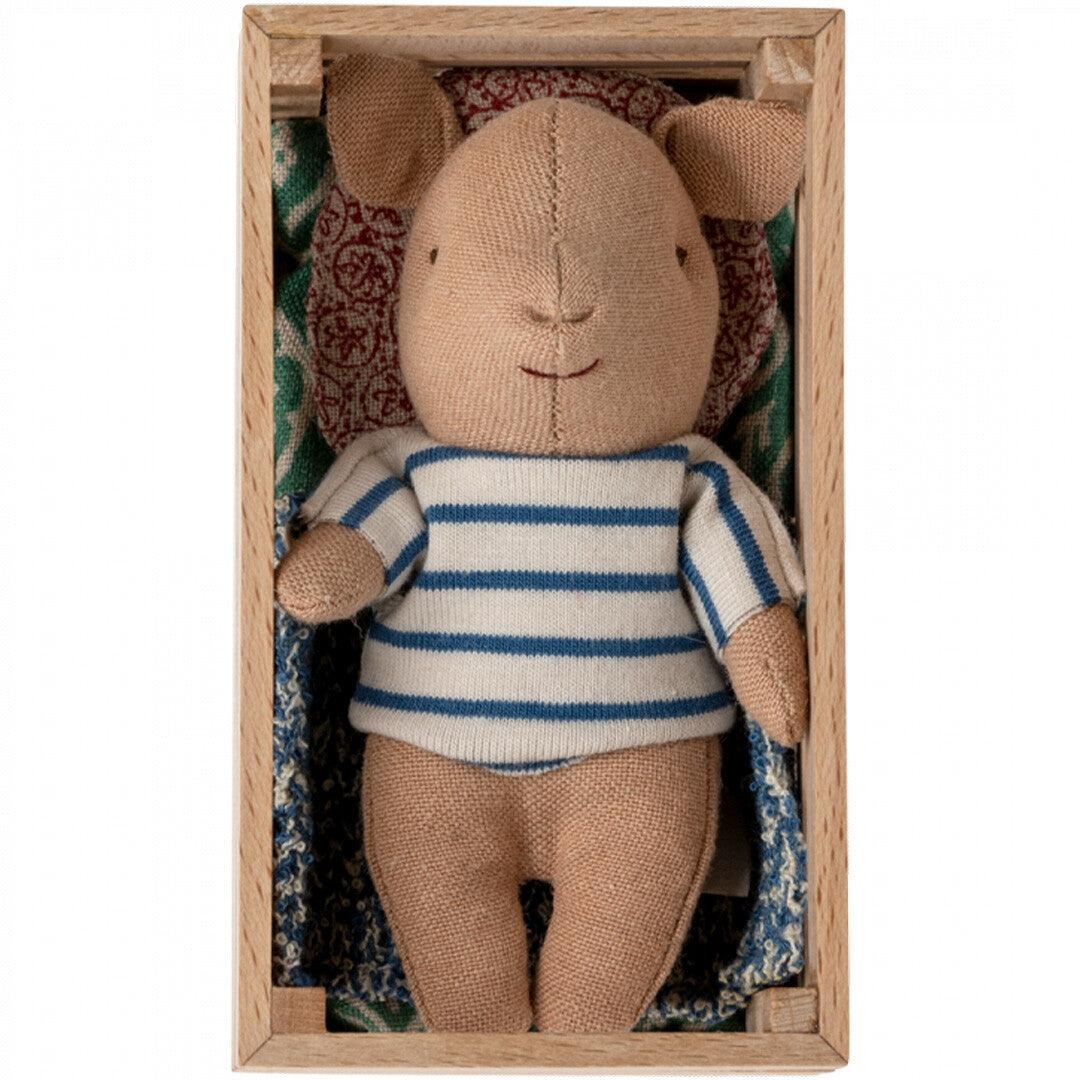 maileg knuffelbiggetje in een krat - jongen - 11 cm | 16-3988-01 | 1