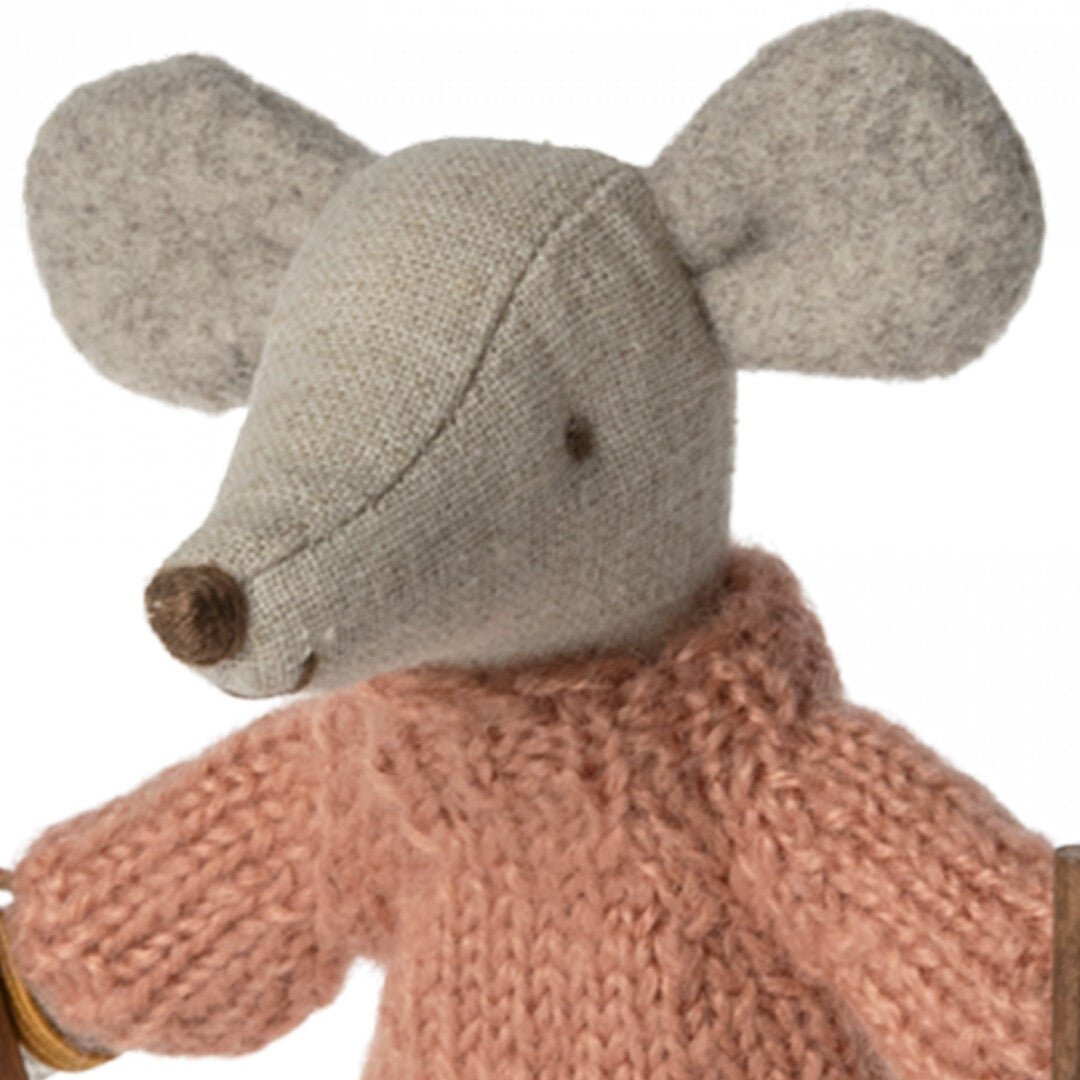 maileg knuffelmuis grote zus op ski's - 13 cm | 17-3211-00 | 1