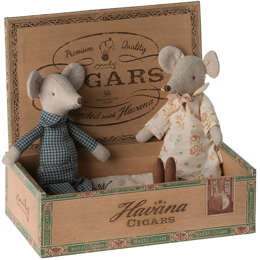 maileg knuffelmuis opa en oma in sigarendoosje - 17 cm | 17-3303-00 | 0