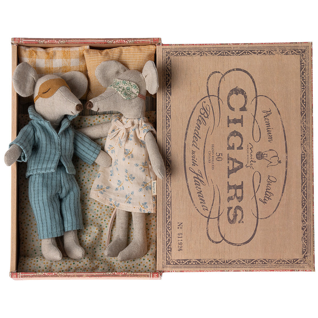 maileg knuffelmuis vader en moeder in sigarendoosje - 17 cm | 17-3302-00 | 2