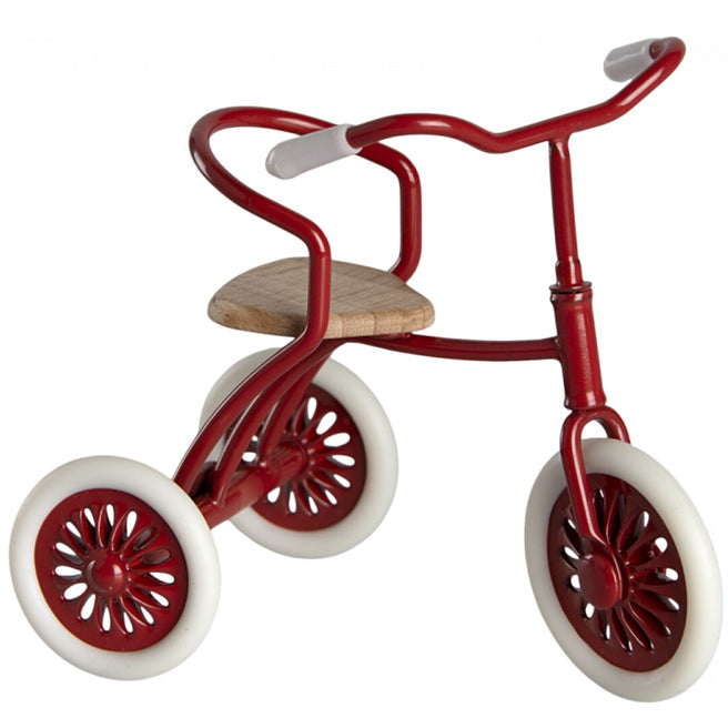Maileg rode poppendriewieler met houten zitting en witte banden.