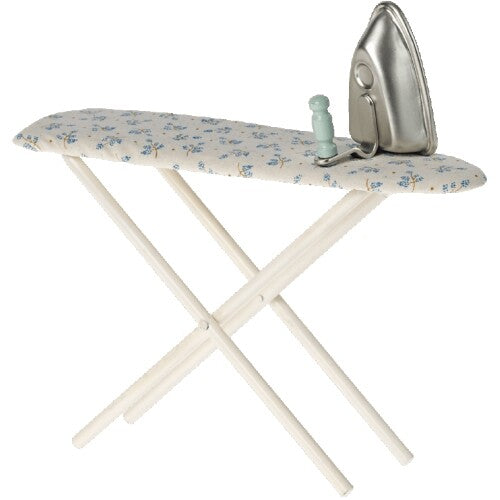 maileg poppenhuis strijkplank met strijkbout blauwe bloemen - 13 cm | 11-2111-00 | 1