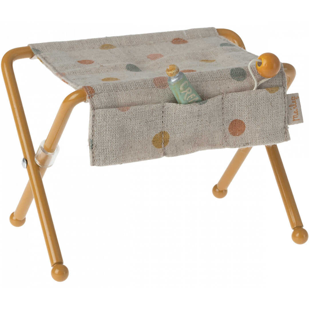 maileg poppenhuis verzorgingstafel ocher - babymuis - 7,5 cm | 11-3101-01 | 0