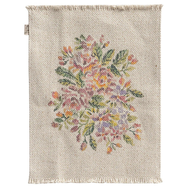 Maileg poppenhuis vloerkleed met een gebloemd patroon op een beige ondergrond en franjes aan de randen.