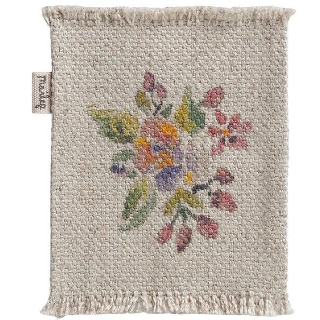 Maileg poppenhuis vloerkleed met gebloemd patroon en franjes.
