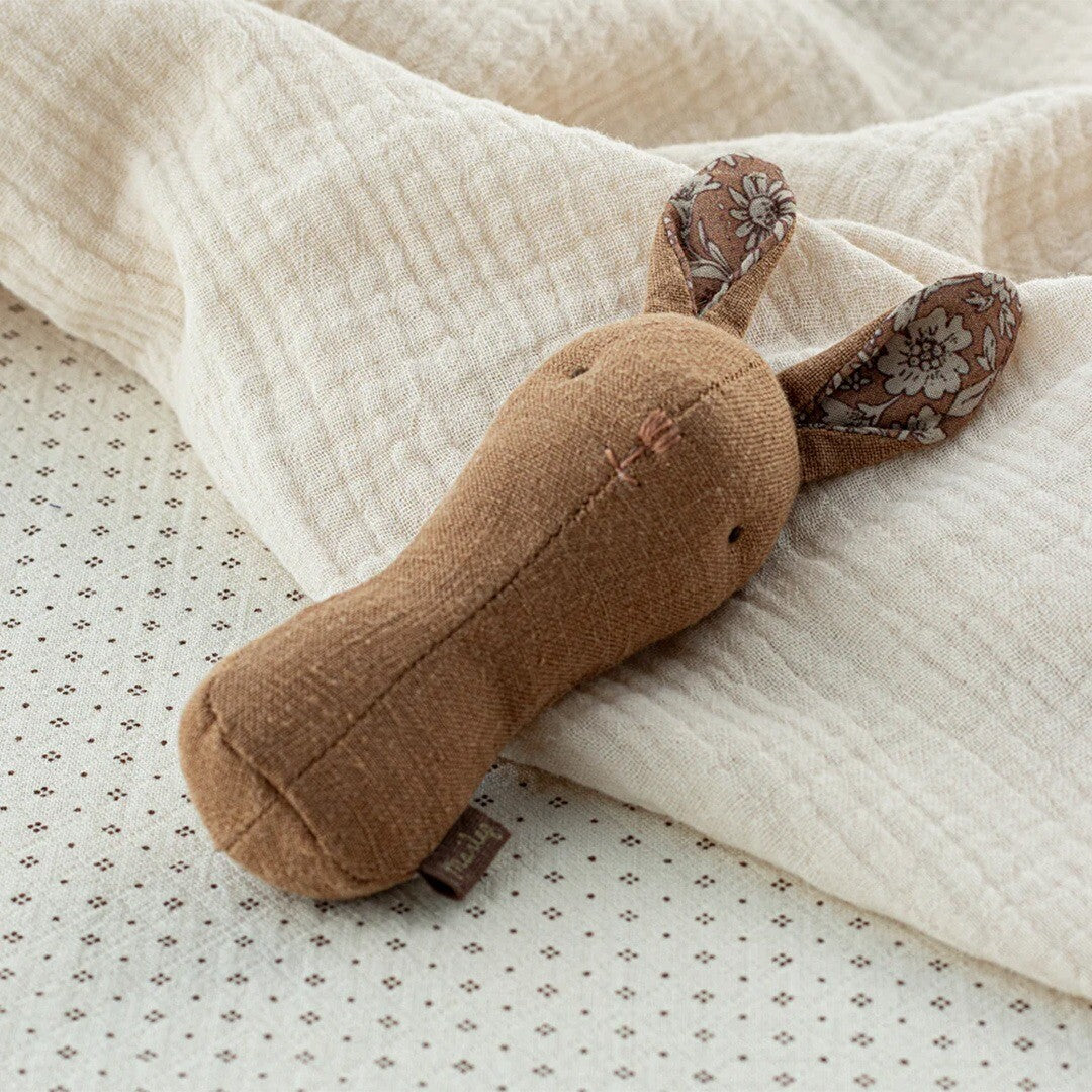 maileg rammelaar lullaby friends konijn - chocolate - 14,5 cm   | 16-4704-01 | 1