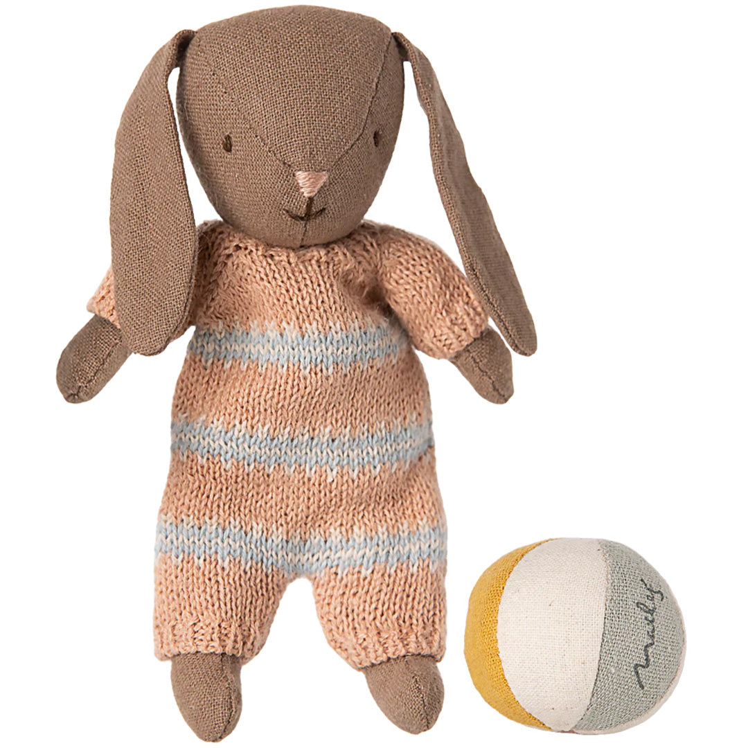 maileg knuffelkonijn met bal en fles bruin - micro - 11 cm | 16-5032-00 | 11