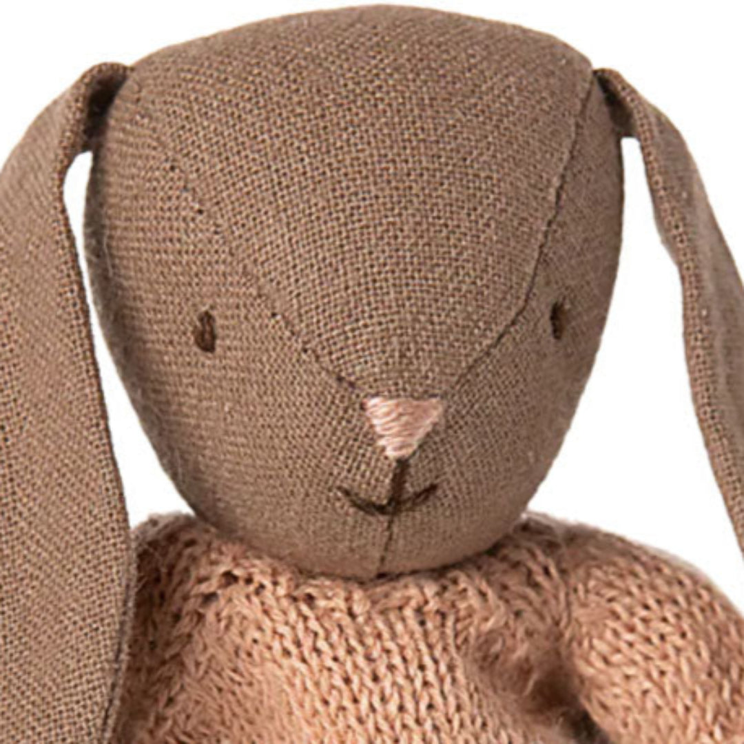 maileg knuffelkonijn met bal en fles bruin - micro - 11 cm | 16-5032-00 | 5