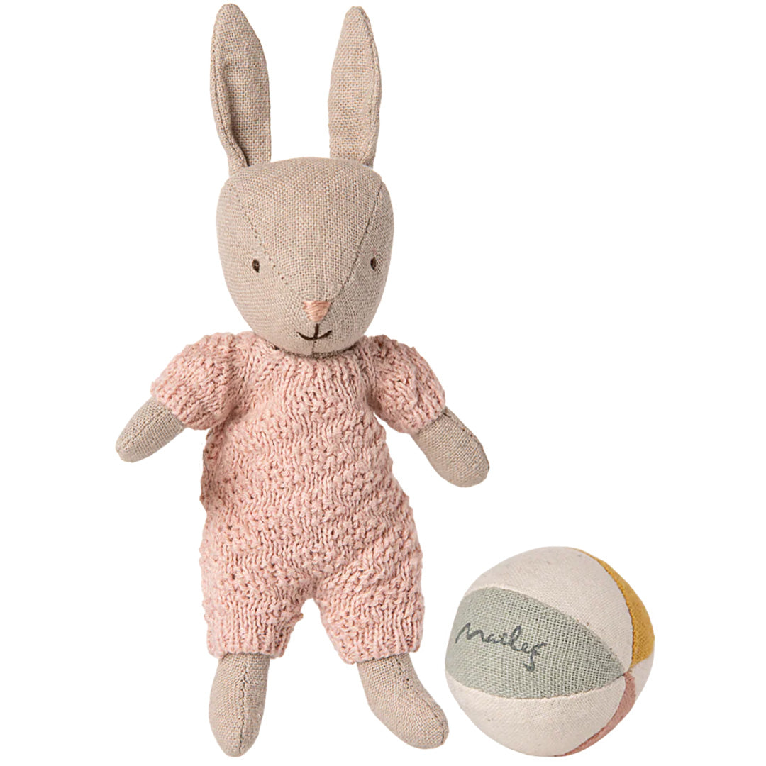 maileg knuffelkonijn micro met bal - sand - rose - 11 cm | 16-5033-00 | 2