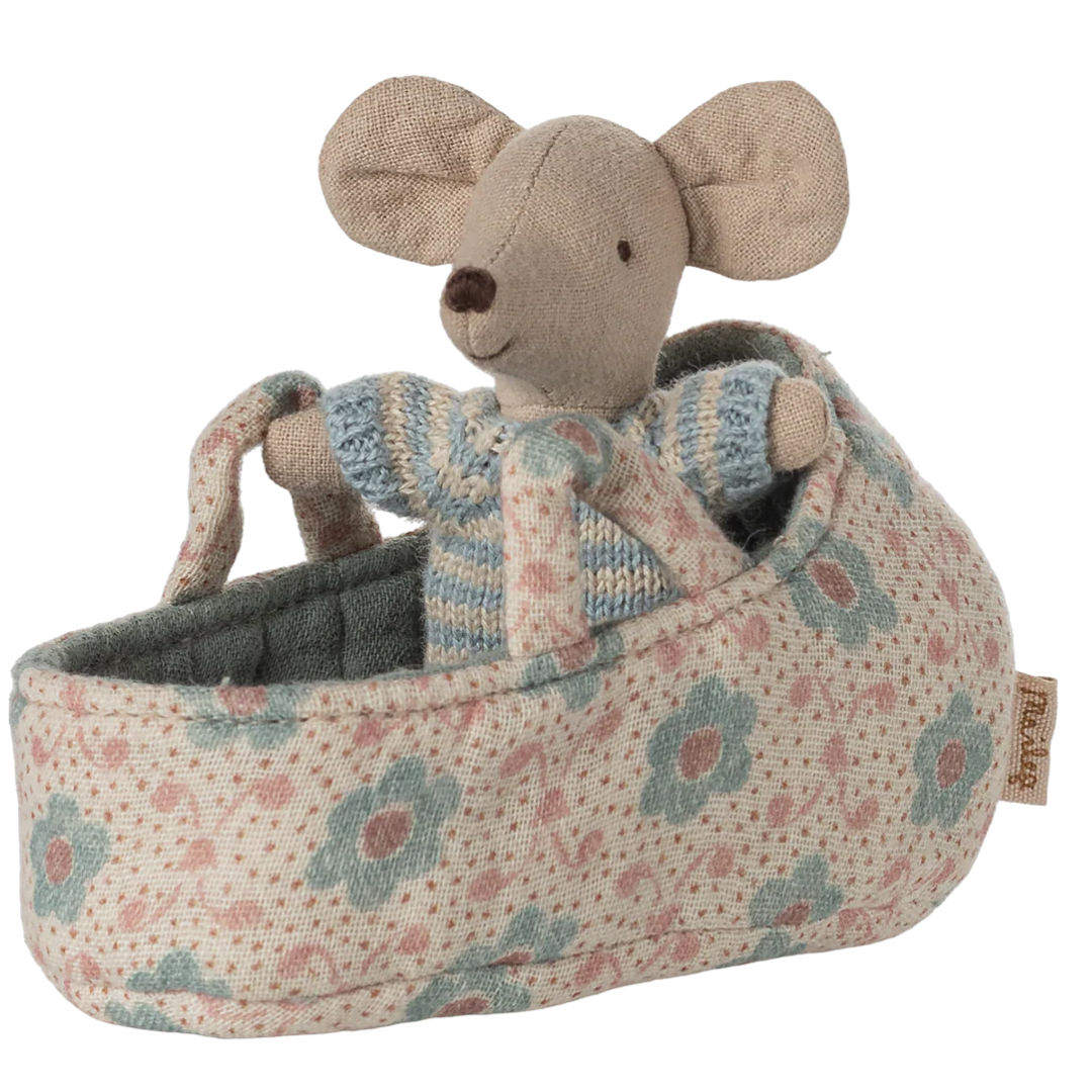 maileg knuffelmuis babymuis in poppenreiswieg - blue - 9,5 cm | 17-5003-00 | 2