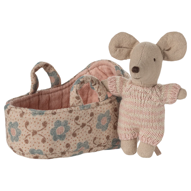 maileg knuffelmuis babymuis in poppenreiswieg - rose - 9,5 cm | 17-5004-00 | 0