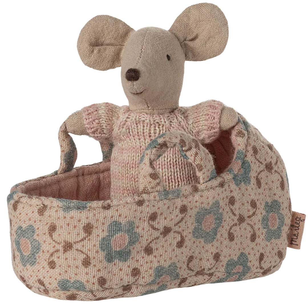 maileg knuffelmuis babymuis in poppenreiswieg - rose - 9,5 cm | 17-5004-00 | 3