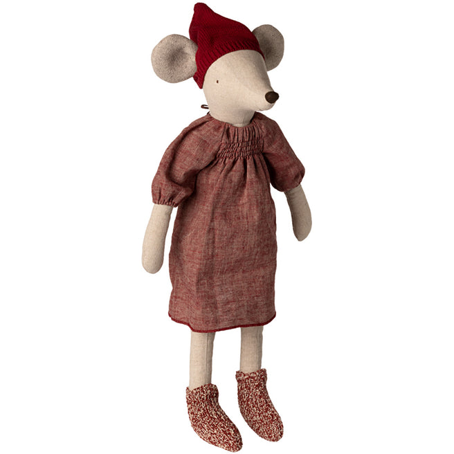 Maileg pluchen kerst knuffelmuis meisje met rood jurkje, muts en sokken, staand.