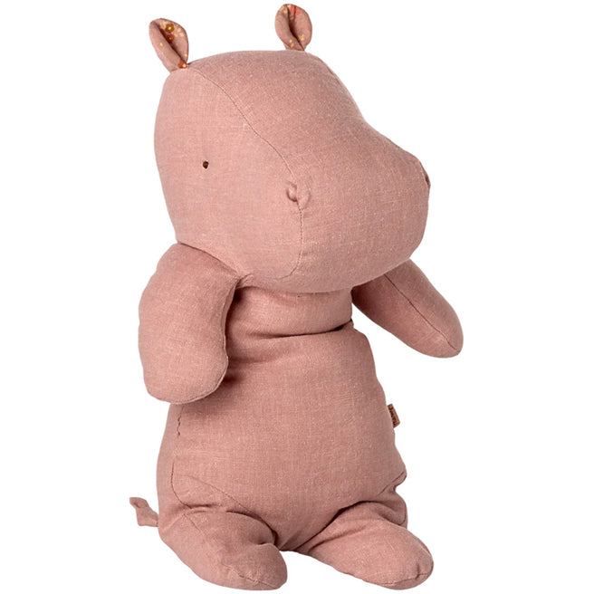 Maileg roze pluchen knuffelnijlpaard uit de Safari Friends collectie, zittend.