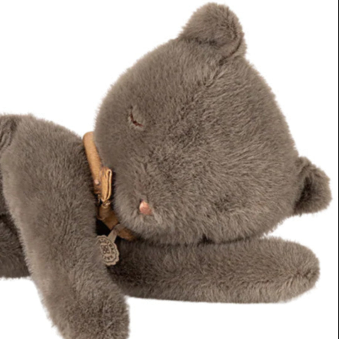 maileg knuffelkat sleeping kitten plush - grey - 37 cm | 16-5996-01 | 1