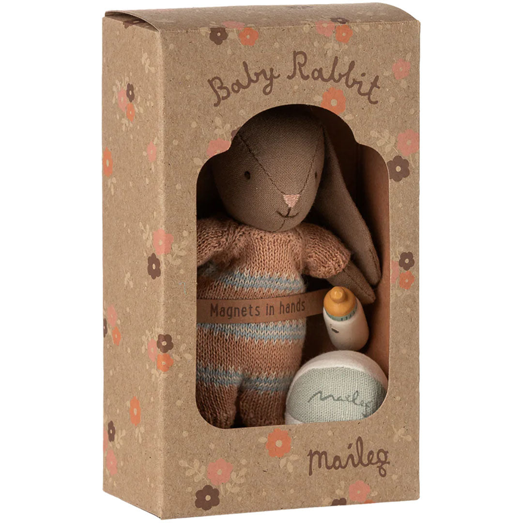 maileg knuffelkonijn met bal en fles bruin - micro - 11 cm | 16-5032-00 | 2