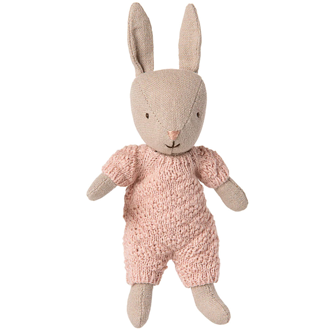 maileg knuffelkonijn micro - bruin - rose gebreid pakje - 13,5 cm | 16-5024-00 | 0