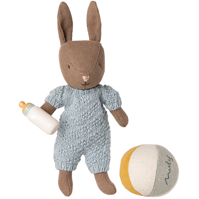 maileg knuffelkonijn micro met bal en fles bruin - blue - 11 cm | 16-5034-00 | 0