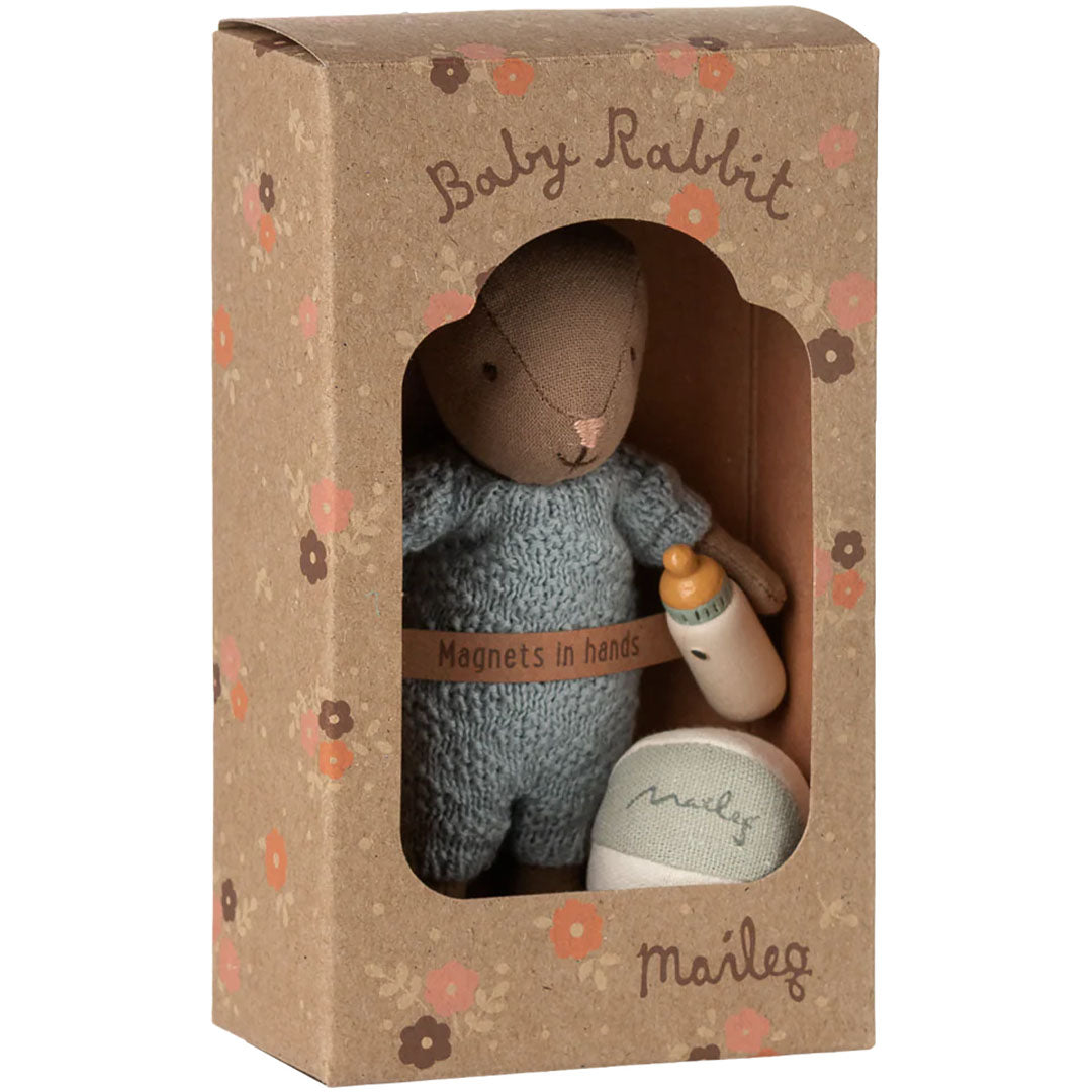 maileg knuffelkonijn micro met bal en fles bruin - blue - 11 cm | 16-5034-00 | 2