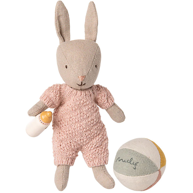 maileg knuffelkonijn micro met bal en fles sand - rose - 11 cm | 16-5033-00 | 0