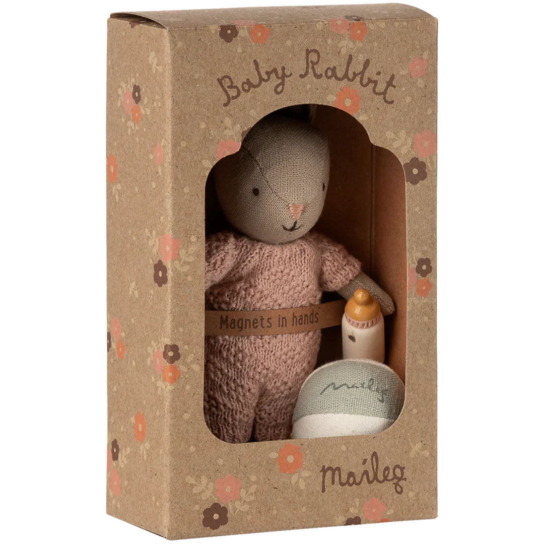 maileg knuffelkonijn micro met bal en fles sand - rose - 11 cm | 16-5033-00 | 2