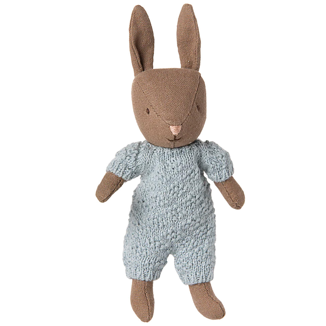maileg knuffelkonijn micro - bruin - blauw gebreid pakje - 13,5 cm | 16-5025-00 | 0