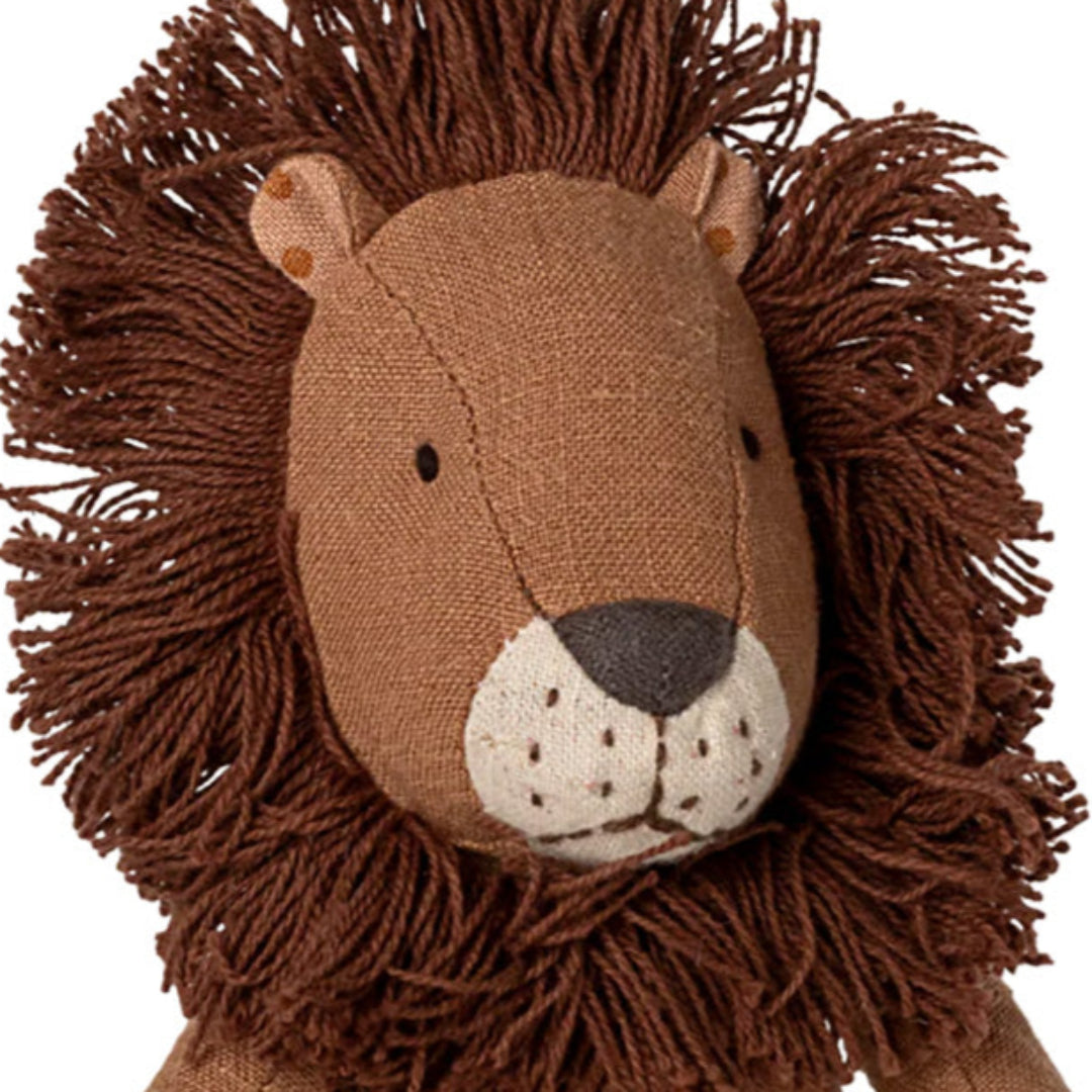 maileg knuffelleeuw safari friends - 19 cm | 16-5608-00 | 1