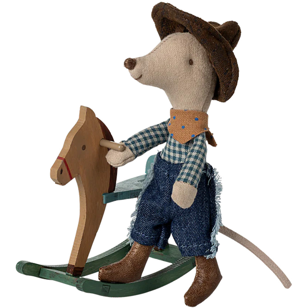 maileg-knuffelmuis-kleine-broer-met-hobbelpaard-cowboy-11cm-1