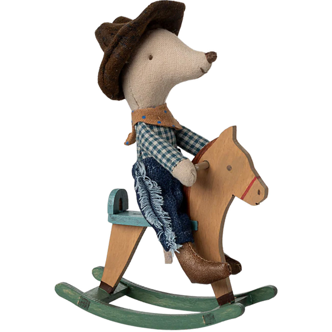 maileg-knuffelmuis-kleine-broer-met-hobbelpaard-cowboy-11cm-3