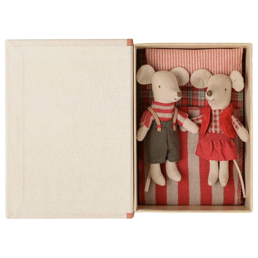 maileg knuffelmuizen in boek - tweeling - kerst - 16,5 cm | 14-6701-00 | 2