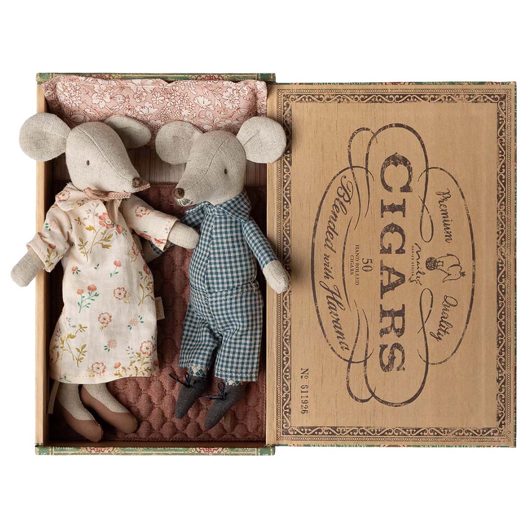 maileg knuffelmuizen opa en oma in sigarendoos - 17 cm | 17-6303-00 | 