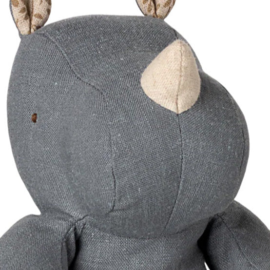 maileg knuffelneushoorn safari friends - dusty blue - 22 cm | 16-5618-00 | 1