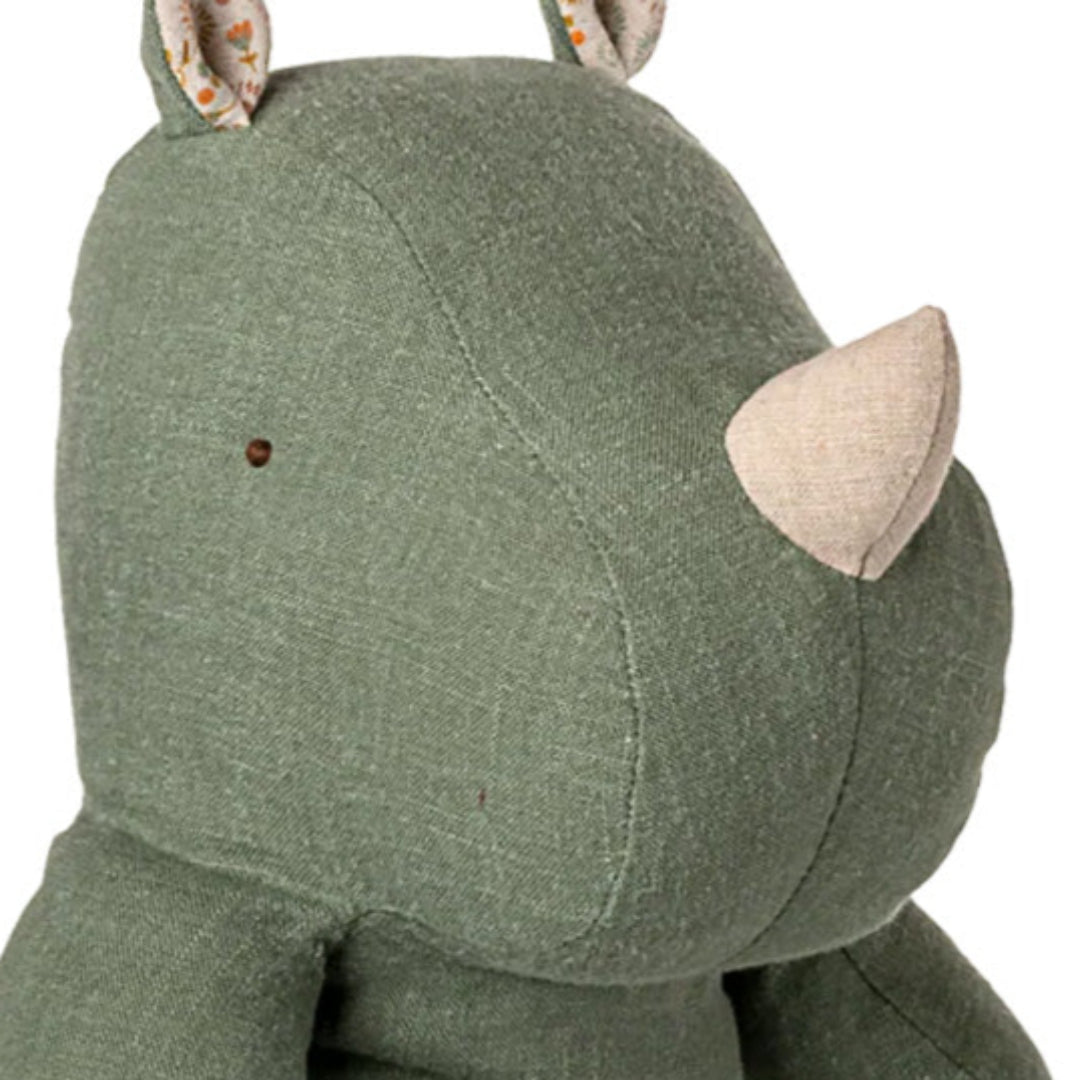 maileg knuffelneushoorn safari friends - sage - 34 cm | 16-5619-01 | 1