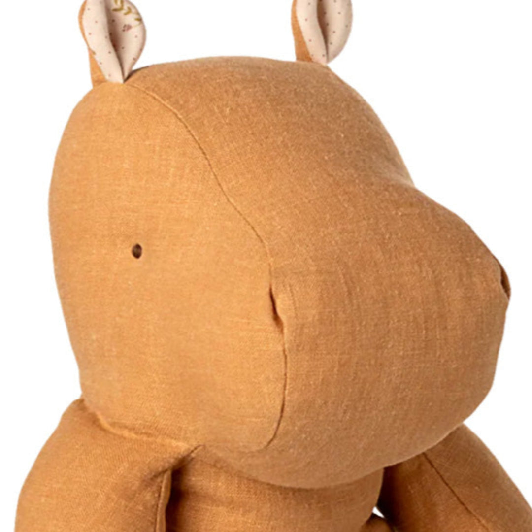 maileg knuffelnijlpaard safari friends - honey - 30 cm | 16-5617-01 | 1