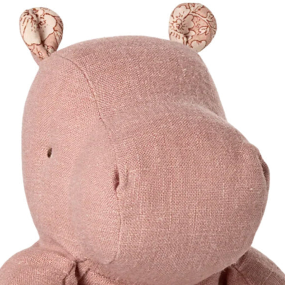 maileg knuffelnijlpaard safari friends - rose - 22 cm | 16-5616-00 | 1