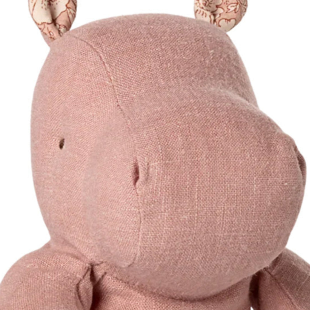 maileg knuffelnijlpaard safari friends - rose - 30 cm | 16-5617-00 | 1