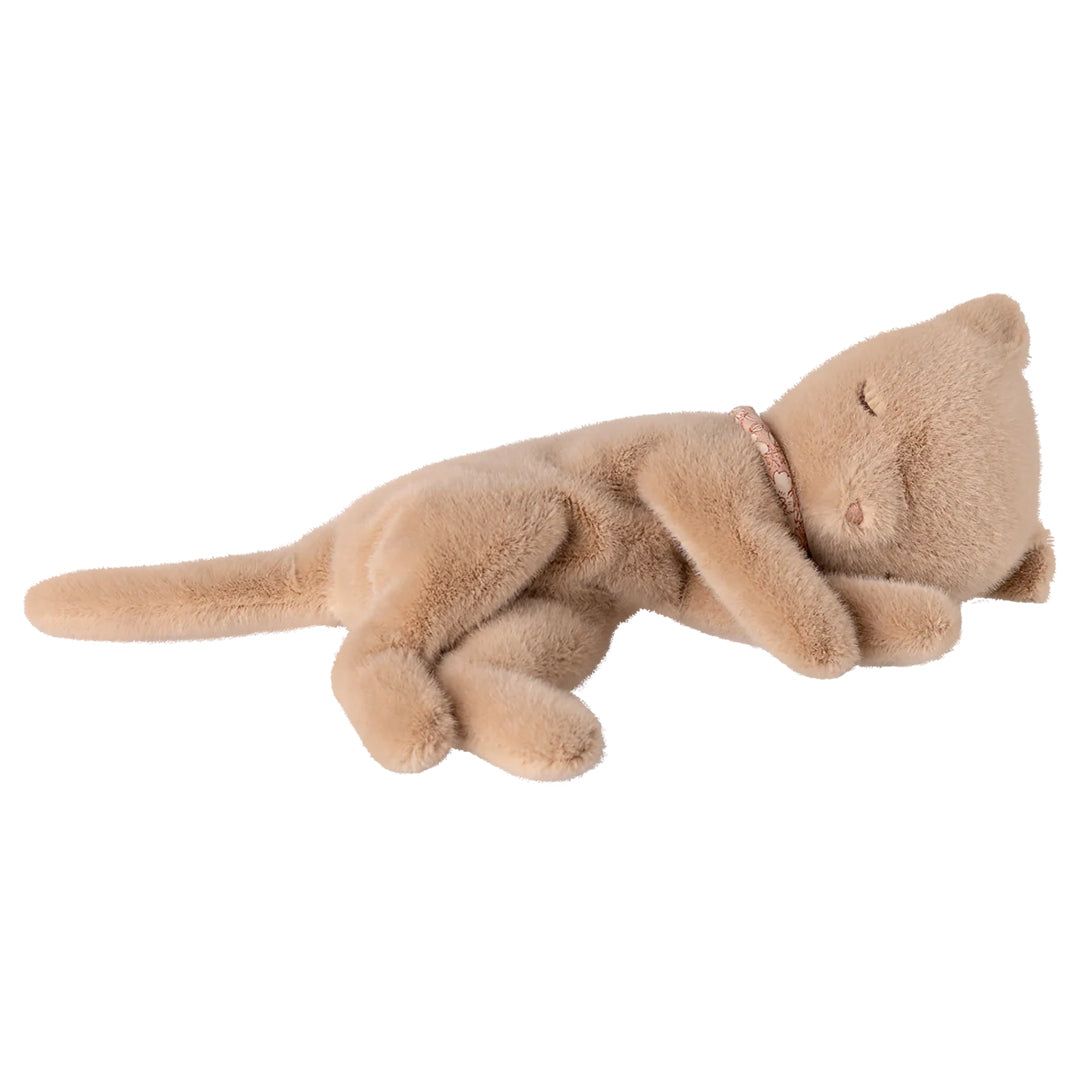 maileg knuffelpoes sleeping kitten - cream peach - 35 cm